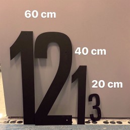 Husnummer størrelsesvisning for 60, 40 og 20 centimeter stilt opp etter vegg