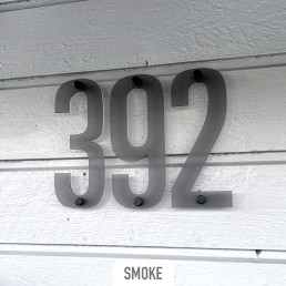 392 hustall i fargen smoke på hvit vegg med panel