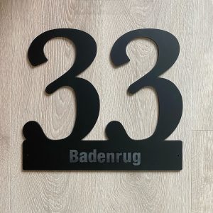 33 Badenrug hustall med gatenavn i svart